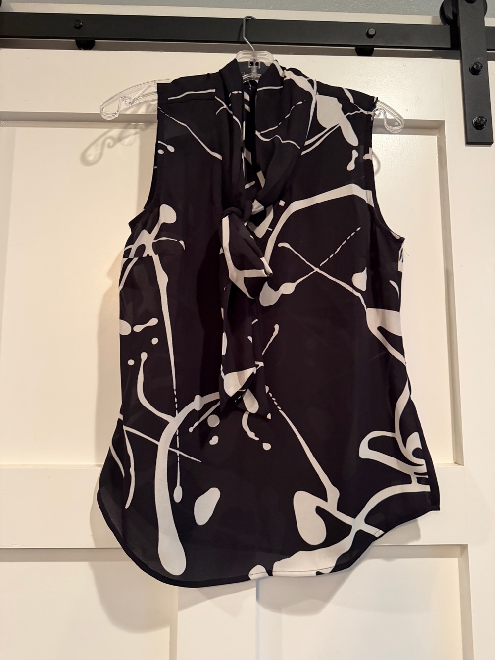 Daniel Rainn Black & White Sleeveless Tie-Neck Camisole with Abstract Print
